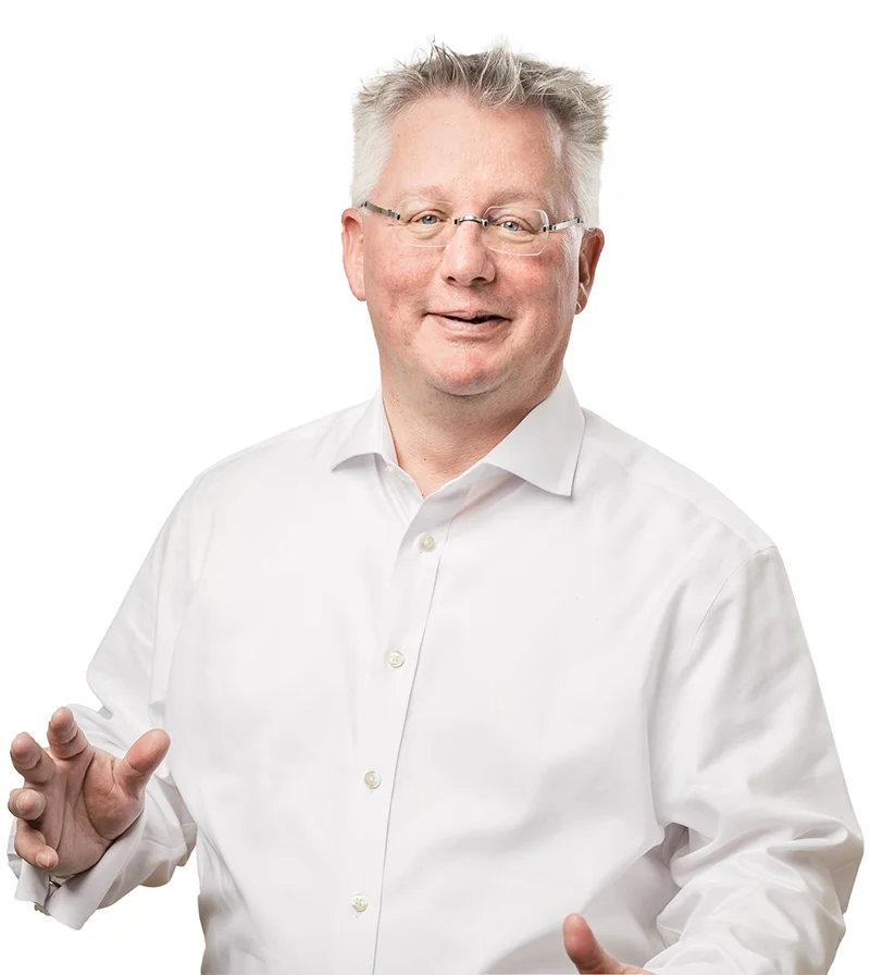 Fritz Naumann in einem weißen Hemd